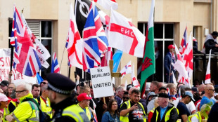 Mais de 100 mil pessoas participam de protesto em Londres convocado por ativista de extrema direita