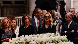 Emozione e rose bianche ai funerali di Lucisano, 'aveva immaginazione e coraggio