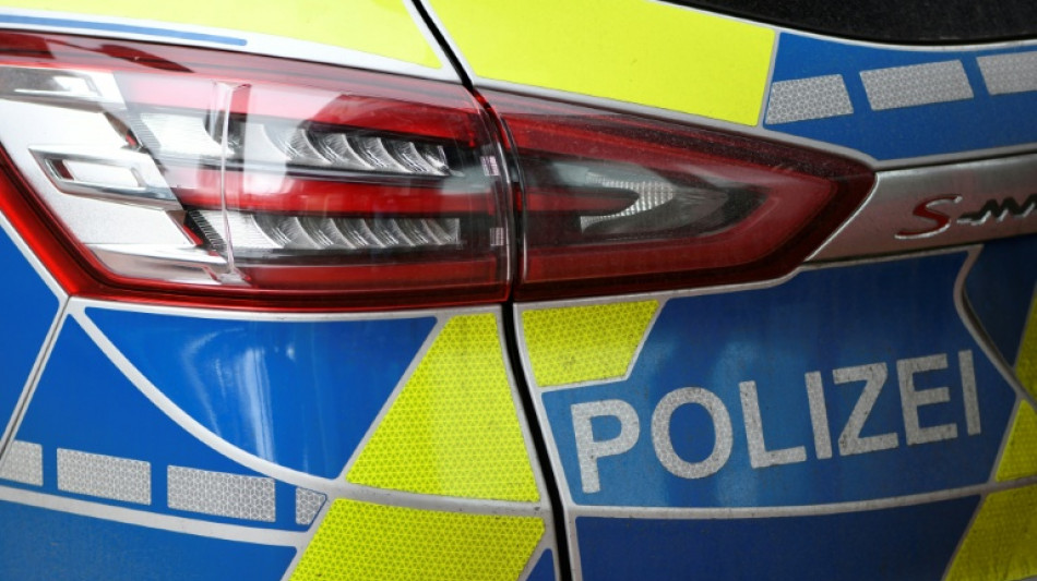 Liebesspiel in &Ouml;ffentlichkeit: Polizei sucht nach jungem Paar