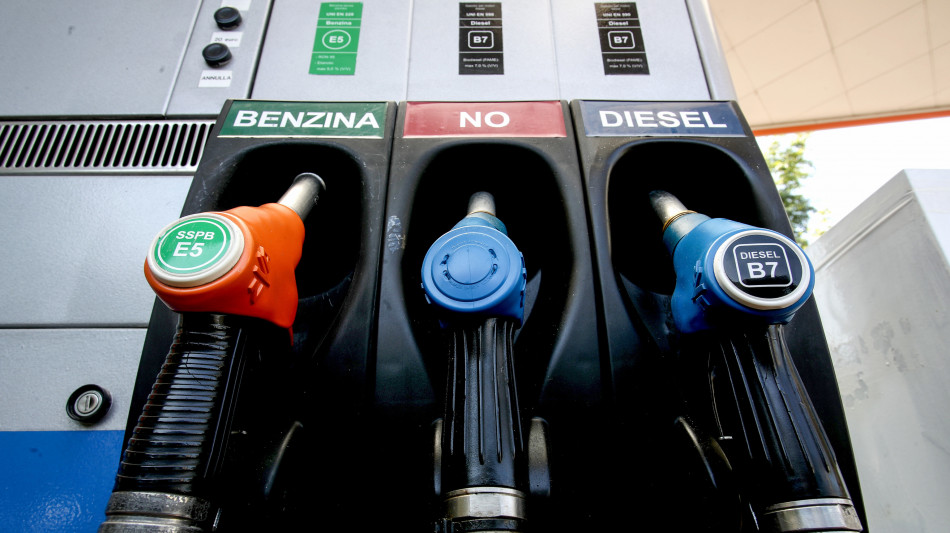 Prezzo del petrolio in forte calo, Wti scambiato a 80,76 dollari, -4,85%