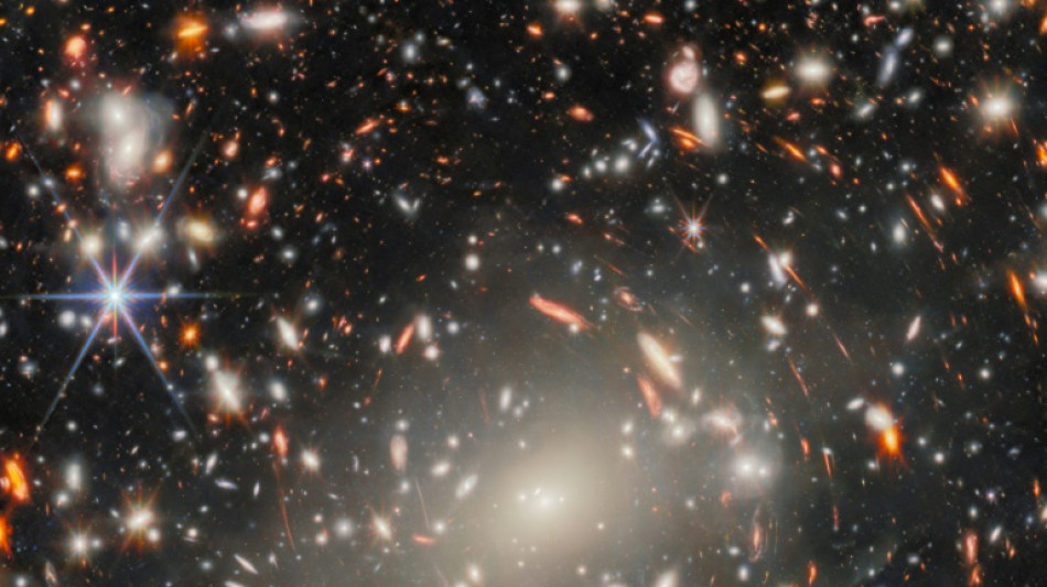 Telescópio James Webb capta primeiras galáxias do 'amanhecer cósmico'