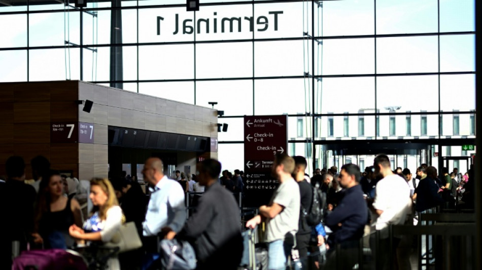 Betrieb am Berliner Flughafen BER wegen Eisregen "im Prinzip eingestellt" 