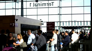Betrieb am Berliner Flughafen BER wegen Eisregen "im Prinzip eingestellt" 