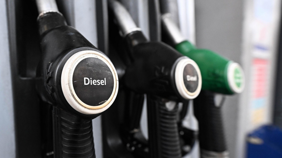 Staffetta, carburanti salgono, gasolio in autostrada tocca 2,420 euro