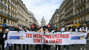Plusieurs milliers de m&eacute;decins d&eacute;filent &agrave; Paris et en appellent &agrave; Lecornu