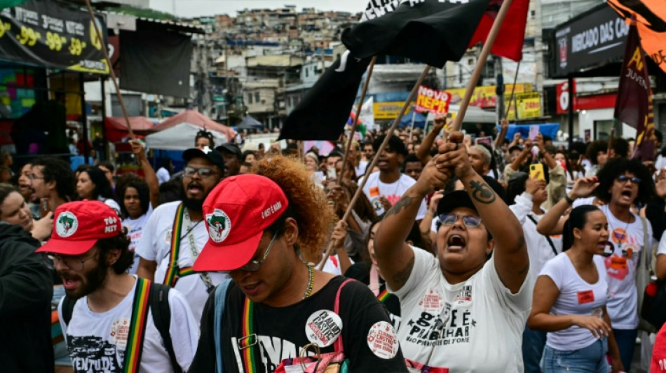 Após operação mais letal da história, revolta toma conta das ruas da Vila Cruzeiro