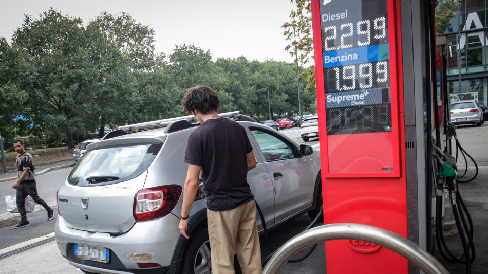 Il petrolio sale con rischi Iran e allerta uragano in Usa, il Brent a 102,46 dollari