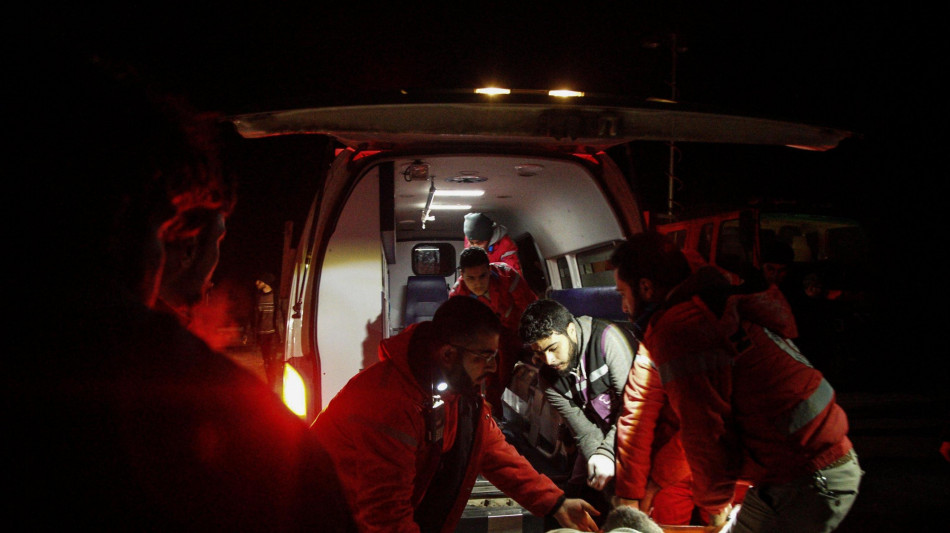 ++ Bimbo cade da quinto piano e urta una tettoia, è grave ++