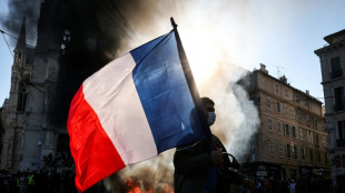 Fran&ccedil;a anuncia 'toques de recolher' para impedir dist&uacute;rbios e saques