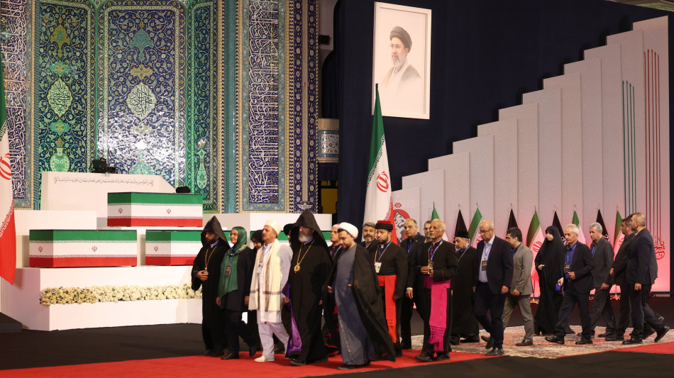 Iran, salma di Ali Khamenei giunta alla Grande Moschea per i funerali