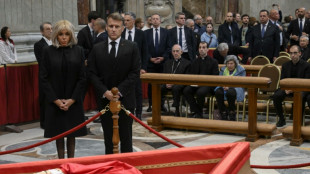 Emmanuel Macron s'est recueilli devant la dépouille du pape