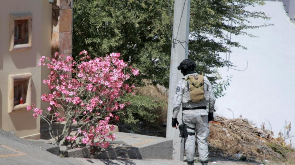 Familiares y compañeros de escuela homenajean a niñas asesinadas en el mexicano Sinaloa