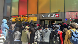 Une op&eacute;ration de vente de montres Swatch-Audemars Piguet tourne au chaos