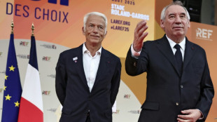 Extrema direita e esquerda radical rejeitam acordo para salvar primeiro-ministro da França