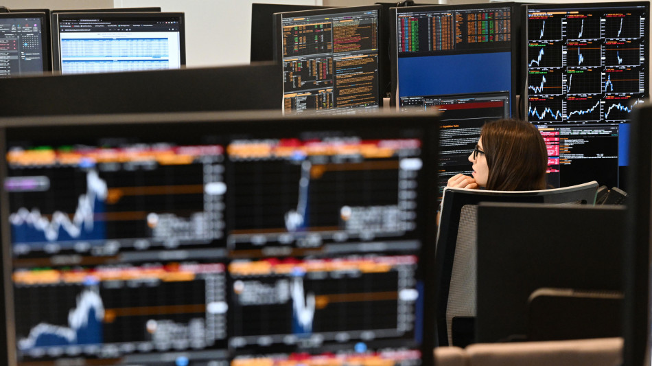 Borsa: Milano peggiora e cede l'1,5%, pesante Stellantis