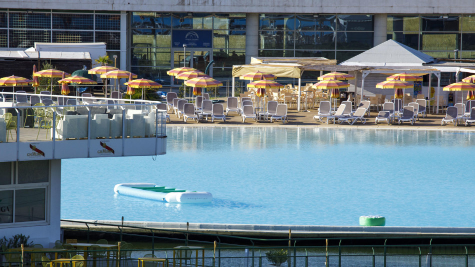 Bimba 7 anni incastrata nello skimmer di una piscina