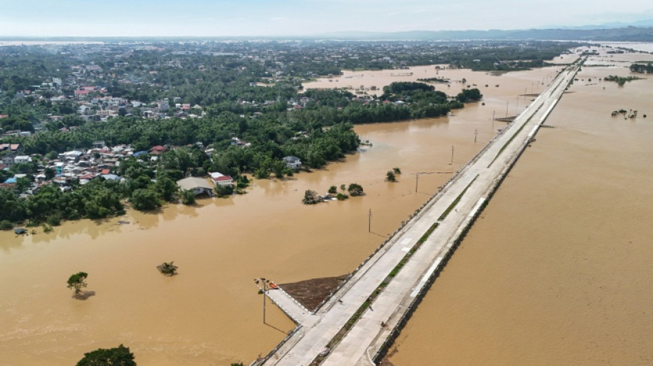 Filipinas se recupera de la devastaci&oacute;n por el tif&oacute;n que dej&oacute; 25 muertos