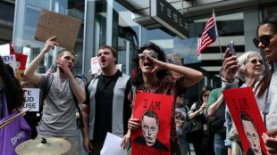 Cientos protestan contra Elon Musk ante concesionarios de Tesla en EEUU, Canadá y Europa