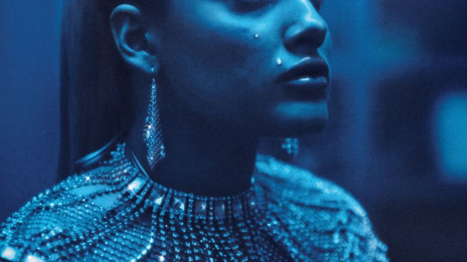 Liane, i primi passi di un'influencer sempre allo specchio