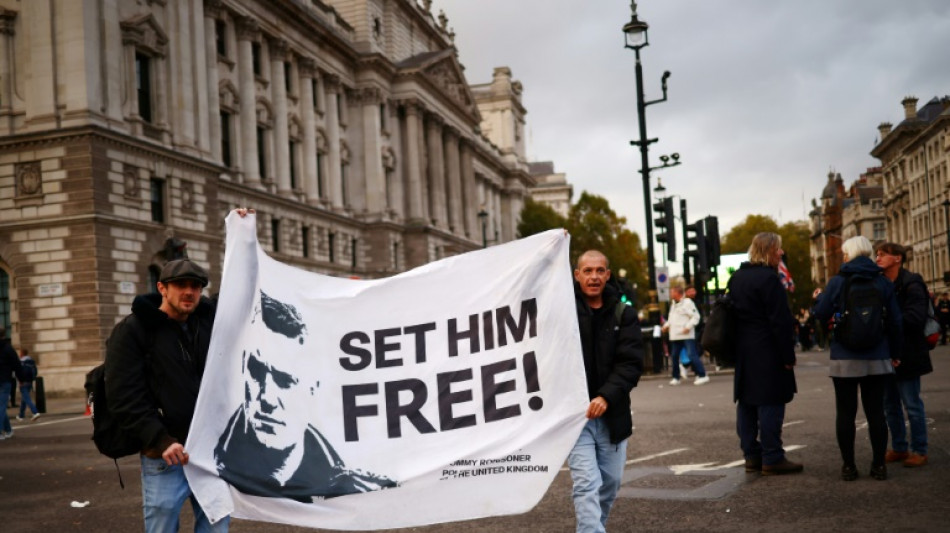 El activista británico de extrema derecha Tommy Robinson, acusado de "acoso" a dos periodistas