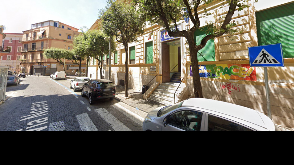 Genitori irrompono a scuola e aggrediscono docente, 'vattene'