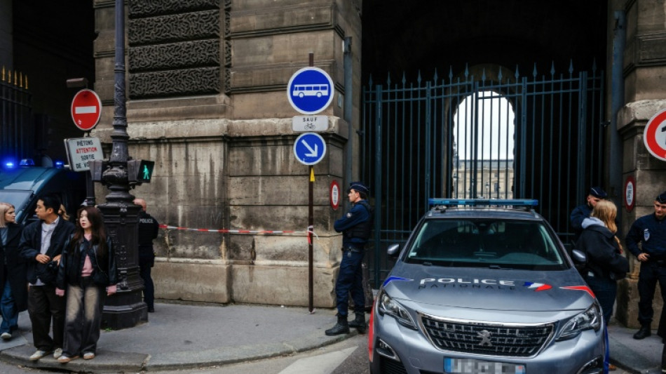 Acht Schmuckst&uuml;cke bei spektakul&auml;rem Einbruch im Pariser Louvre gestohlen 