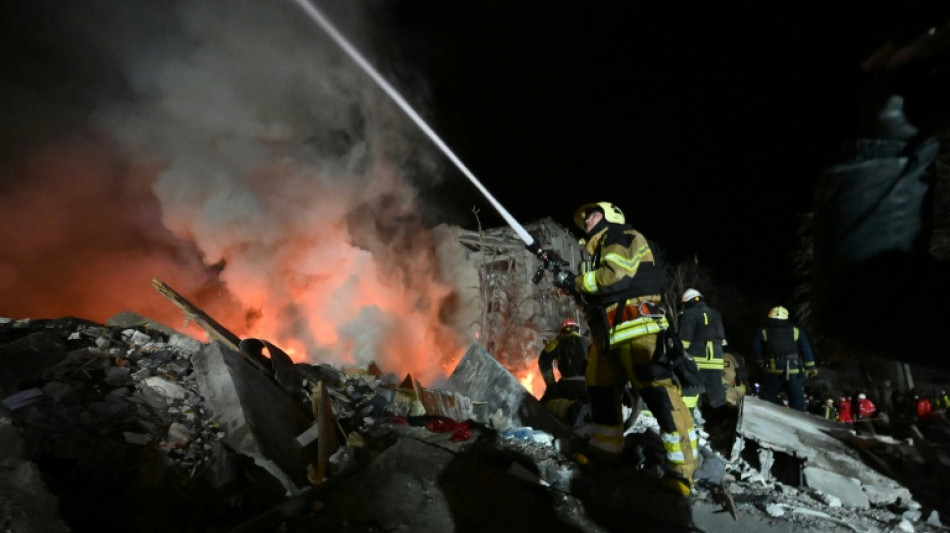 Ukraine: au moins 12 morts dans des frappes russes nocturnes, un immeuble d&eacute;truit &agrave; Kharkiv