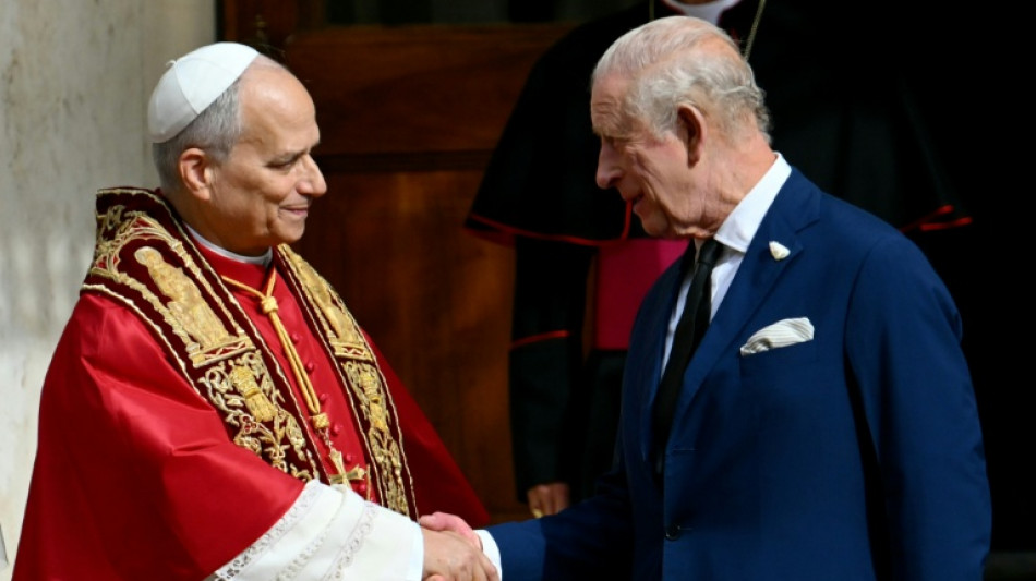 Papa Leão XIV reza com rei Charles III em cerimônia inédita desde o cisma anglicano