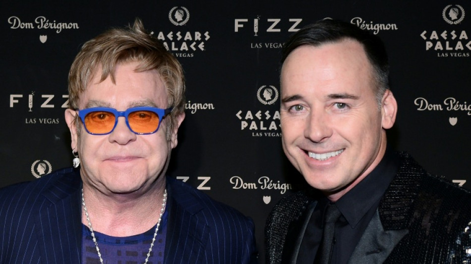 Elton John denuncia la intrusi&oacute;n "aberrante" del Daily Mail en su vida privada