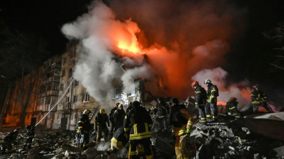 Bombardeos rusos matan a nueve personas en Ucrania y destruyen edificio residencial