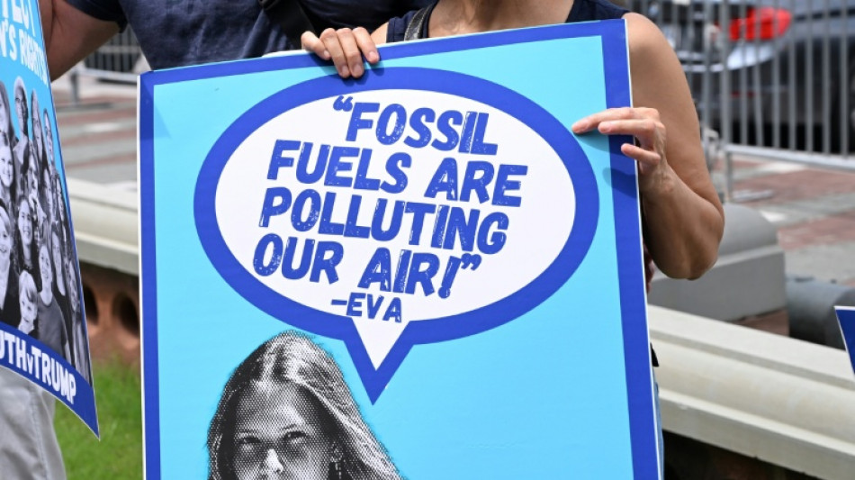 Jueza de EEUU desecha caso de jóvenes que buscaban impugnar políticas climáticas de Trump