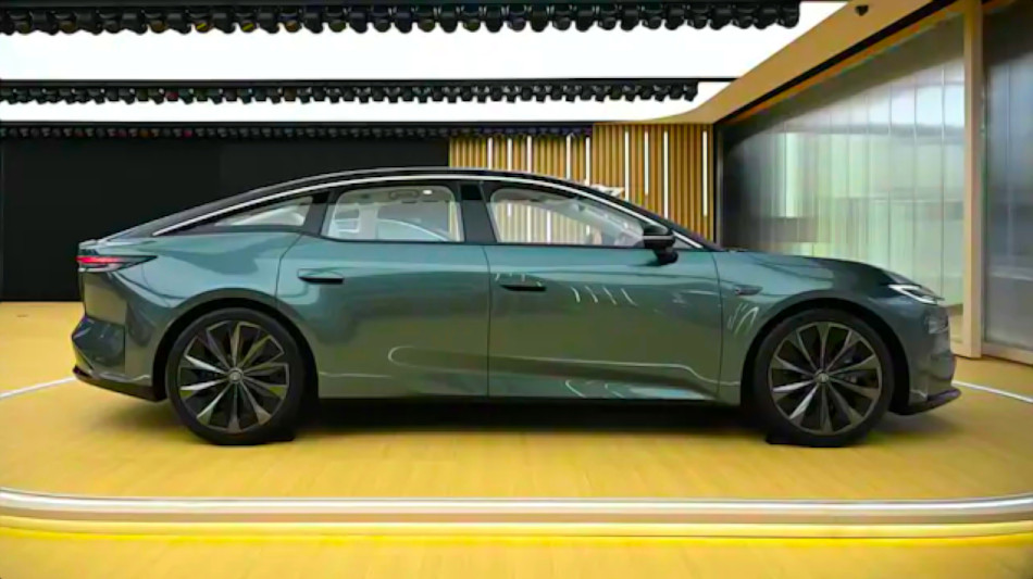 Toyota bZ7: Luxo el&eacute;trico na China